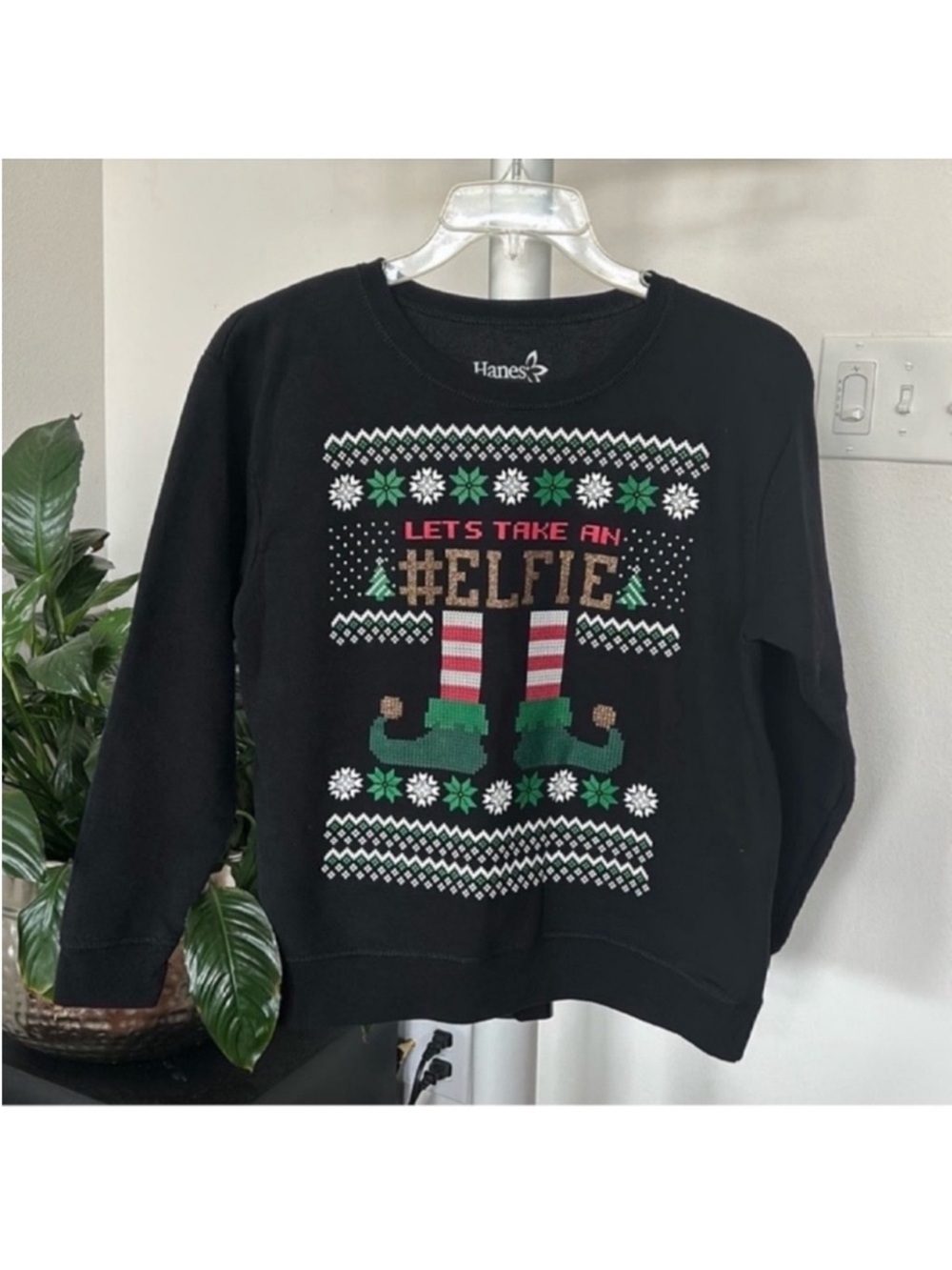 Women’s Christmas Elf sweatshirt Sz L Black Red Green White